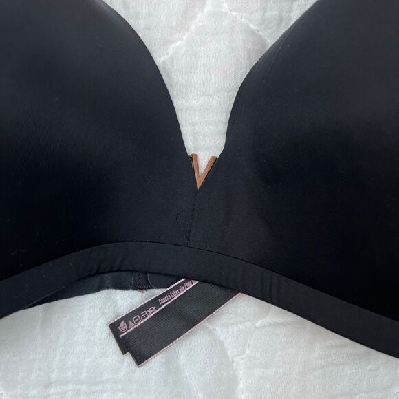 Victoria’s Secret Black Padded No-Wire Bra – Size 34DD - Picture 3 of 9